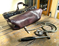 Régi antik, fémkeretes bőr orvosi bába táska vintage fonendoszkóp reflexkalapács