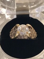 Elegáns, aranyozott ezüst gyűrű ragyogó kövekkel – Kifinomult stílus