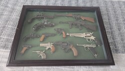 Bekeretezett miniatűr fegyvergyűjtemény