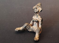 Régi keleti miniatűr erotikus bronz női akt figura, amulett