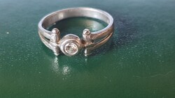 Antik hatásu BUTTON foglalatu -brill csiszolt CIRKÓNIA  kőves art-deco stílusu jelzett ezüst gyűrű!