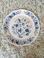 Elegáns koreai porcelán tálalótányér – Hankook – klasszikus virágmintás kopott.