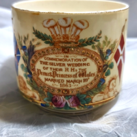 Brit történelemi  ritkaság a műtárgypiacon, 1888-ban készült angol porcelán emlékpohár