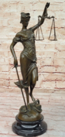 Justitia bronz szobor