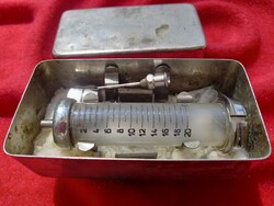 1958-as retro  orvosi eszköz: fecskendő, antik régi orvosi rendelő felszerelés