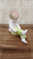 Öltözködő kislány – porcelán figurális szobor
