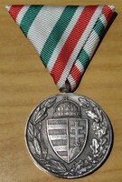 Magyar Háborús emlékérem , kard és sisak nélkül . Pótolt szalagon . F2026