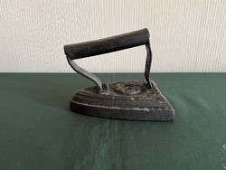 Antik öntöttvas vasaló "5" (F0069)