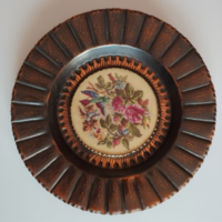 Régi, gobelin betétes bronz falitál, falitányér