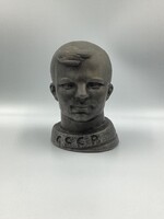 Jurij Gagarin szovjet kozmonautát ábrázoló vintage szobor