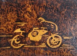 Retro Motoros Pirográfia – Egyedi Kézműves Alkotás