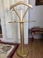 Elegáns kecses, de stabil fa és fém aranyszínű  szobainas.