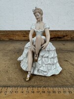 -AX717- Wallendorf porcelán figura ülő balerina szobor cipőjét kötő igazító táncosnő nipp jelzett