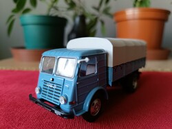 Star 20 platós ponyvás teherautó modellt ábrázol 1:43-as méretarány