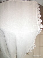 Csodaszép vintage stílusú csipkés szélű jobb sarkán lekerített vitrázs függöny