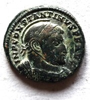 Római kisbronz CONSTANTINUS MAGNUS Angyalok oltárral hátlap (Re16)