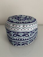 Különleges, gazdagon hímzett, tradicionális/etno stílusú kerek fejfedő eladó. Omán népviselet.