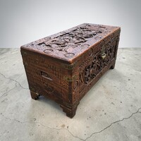 Kínai ,dúsan faragott kámforfa láda B749
