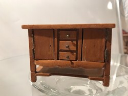 JÁTÉK - KOMÓD - FA - RÉGI - 8,5 x 6 x 4 cm - HIBÁTLAN