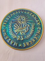 Ritka, pajzspecsétes Zsolnay eozin plakett / emlékérem "Hazánk Felszabadulásának Emlékére 25"