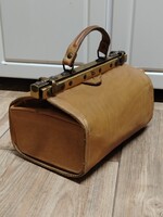 Vintage stílusú, barna bőrből készült orvosi táska  "doctor bag"