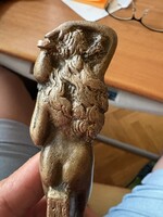 Patinás bronz kisplasztika. Női vízhordó akt.