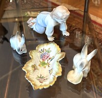 4 DB, HERENDI SZŐLŐLEVÉL, RAGASZTOTT, JELZETT PORCELÁN ÉKSZERTARTÓ TÁL ÉS 3 DB ZSOLNAY FIGURA EGYÜTT