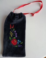 Népi motívumos fekete bársony szütyő, 15x8 cm, összehúzós