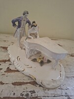 Elegáns porcelán figura – Zongorázó rokokó pár (Porcelán szobor)