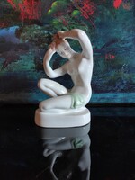 Aquincumi porcelán térdelő női akt