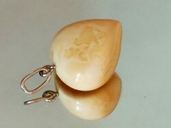 Medál. Egyedi balti fehér-sárga borostyán. Méret: 28x22 mm. Medáltartó: 925-ös sterling ezüst