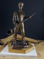 Szocialista Csepeli kohász (öntőmunkást) ábrázoló bronz szobor ( Csepel Művek Fiataljaitol 1976)