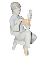 Hollóházi porcelán babázó kislány