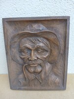 Kalapos férfi fa dombormű