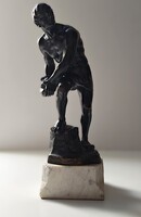 Antik BRONZ kőhordó munkás szobor márványtalpon, cca 1910–1920 Antik BRONZ kőhordó munkás szobor márványtalpon, cca 1910–1920