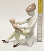 Aquincumi macival játszó kislány porcelán figura (3913)