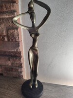 Modernista absztrakt sárgaréz női akt szobor fa talpon / kisplasztika – 31 cm, mid-century