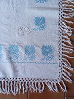 Antik házi lenvászon asztalterítő beleszőtt virágokkal - KJ monogramos