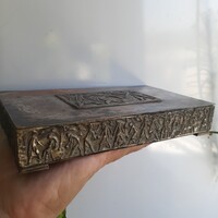 Beautiful card holder decorated with many human figures