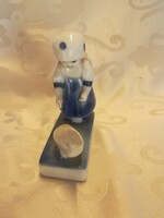 Zsolnay porcelán tyúkot etető "Annuska"