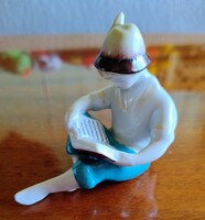 Hollóházi kézzel festett porcelán figura, olvasó fiú