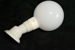 Egyszerű régi fali lámpa porcelán , 45° ban döntött szárú , működőképes 6,5 x 8,5 cm NORIS