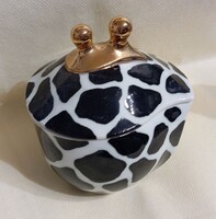 Ujj Zsuzsa kézzel festett, fekete foltos porcelán bonbonier, jelzett