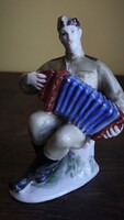 Lomonoszov (LFZ) porcelán figura – Harmonikázó katona J. A. Volkova terve, 1. osztály) orosz szovjet