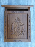 Postaláda levélszekrény fafaragás tulipán tulipánosminta egyedi tulipánfaragás kültéri bútor fa post