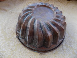 Vörösréz kuglófsütő 19. század vége, szép állapotú. 25 cm átmérőjű.