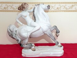 XXL Amazon a lovon figura I.osztály