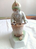 Zsolnay rőzsehordó fiú!
