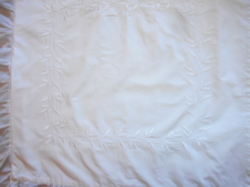 Fehér  hímzett levél mintával párna huzat- 46 cm X 46 cm+ 7 cm batiszt fodor