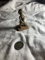 Pisilő kisfiú Manneken Pies figurális kicsi réz szobor